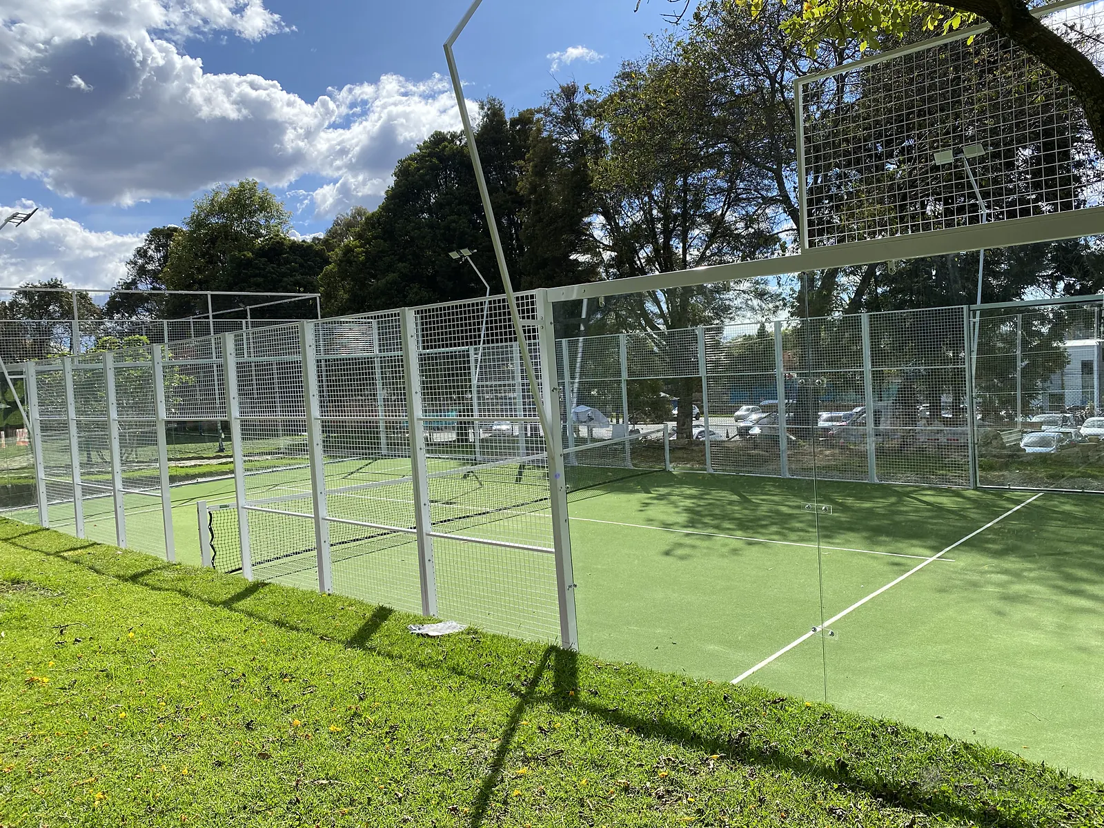Perfilería y esquina estructural de la cancha de pádel de Cancha Central en Bogotá