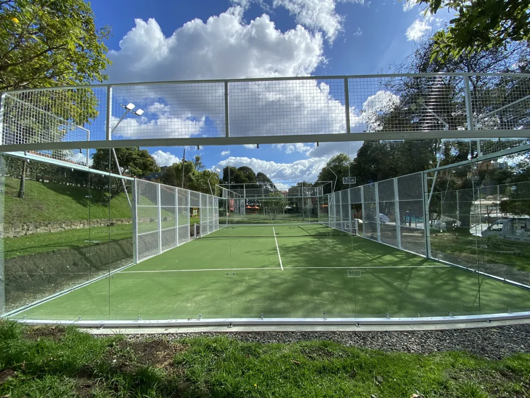 Fondo de vidrio templado de la cancha de pádel de Cancha Central en Bogotá, en octubre de 2024