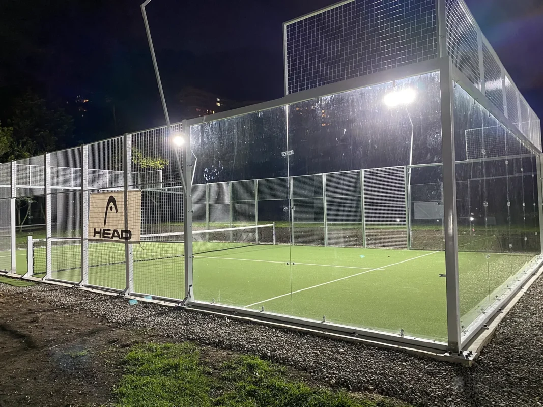 Cancha de pádel iluminada de noche de Cancha Central en Bogotá (1 de 3)