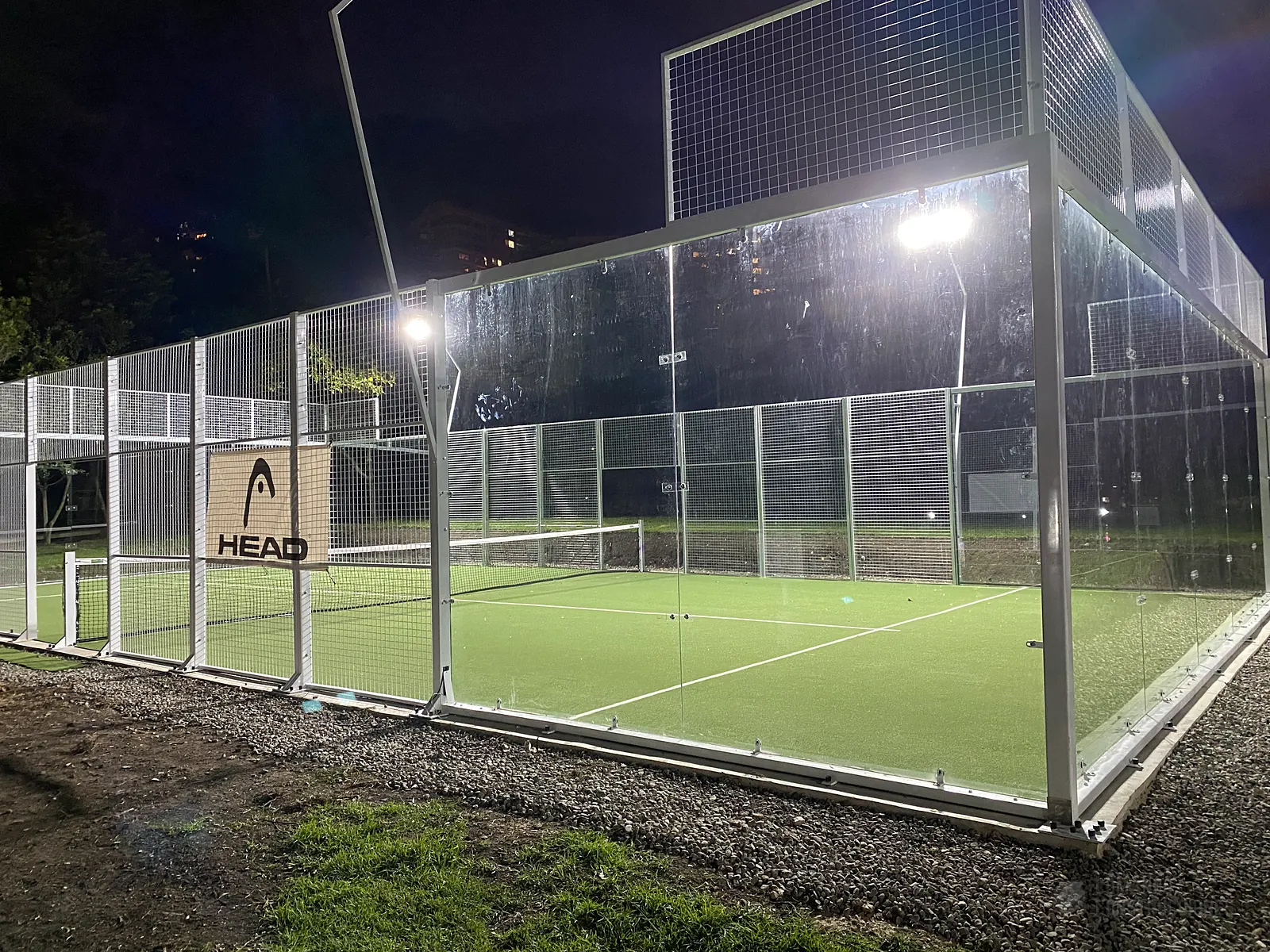 Cancha de pádel iluminada de noche de Cancha Central en Bogotá