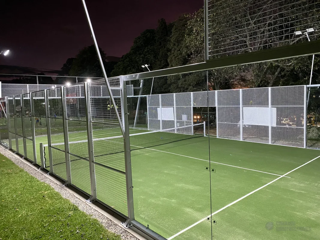 Cancha de pádel iluminada de noche de Cancha Central en Bogotá (2 de 3)