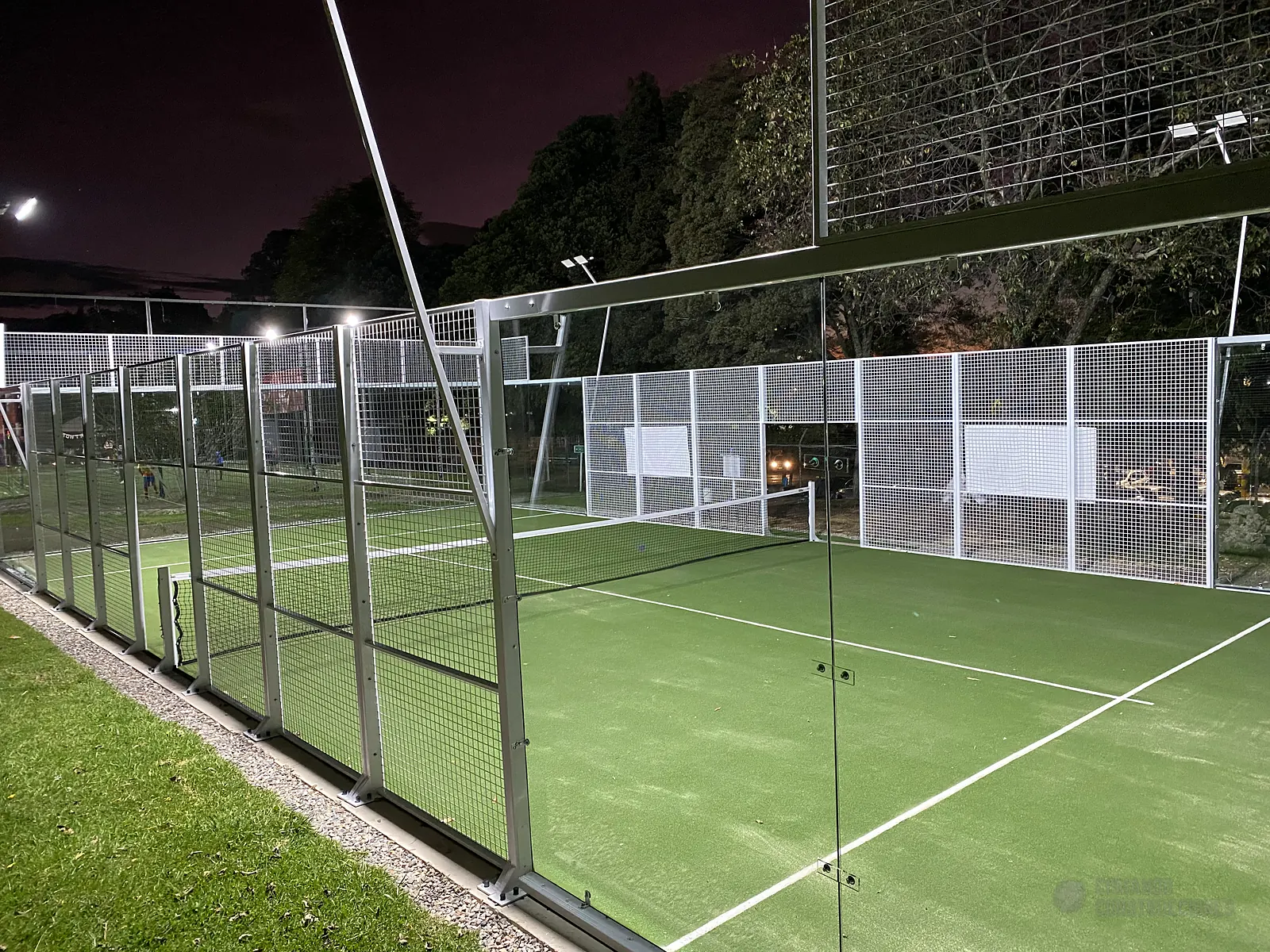 Cancha de pádel iluminada de noche de Cancha Central en Bogotá