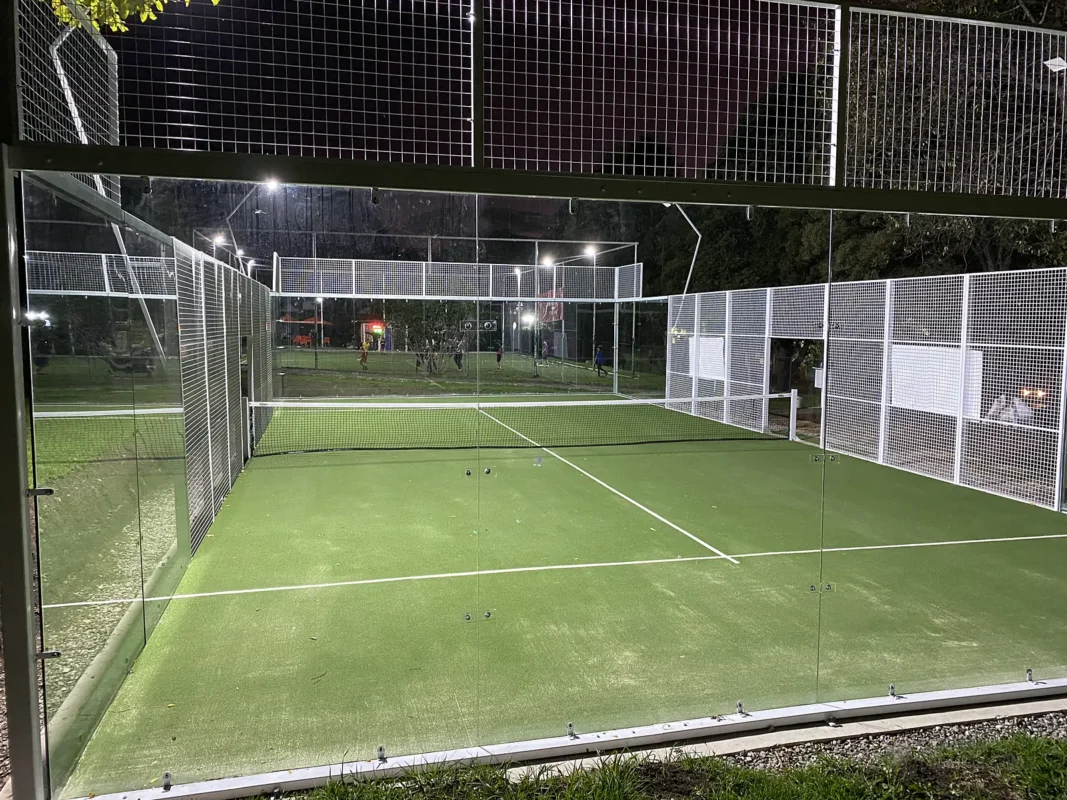 Cancha de pádel iluminada de noche de Cancha Central en Bogotá (3 de 3)
