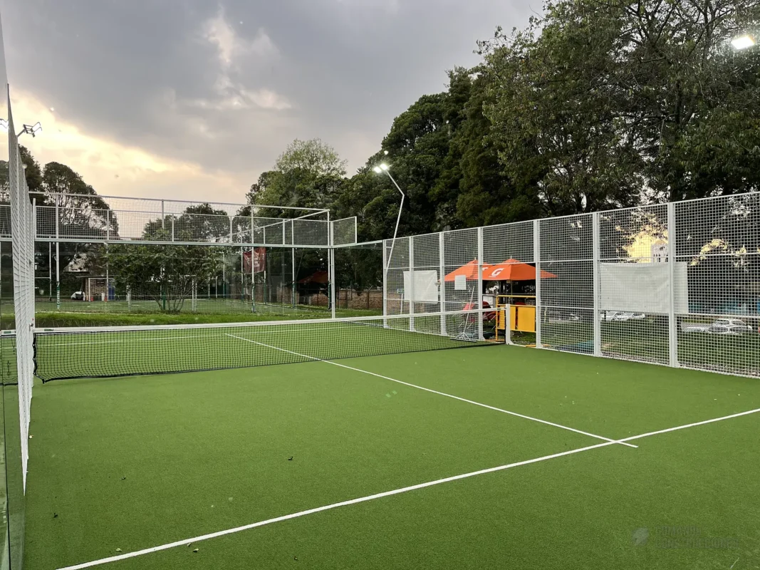 Red y postes centrales de la cancha de pádel de Cancha Central en Bogotá, en enero de 2025