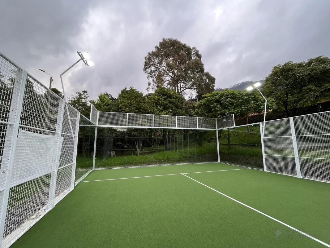 Vista en diagonal de la cancha de pádel de Cancha Central en Bogotá, en enero de 2025