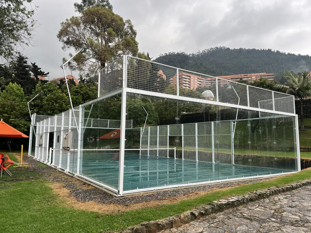 Fondo de vidrio templado de la cancha de pádel de Cancha Central en Bogotá, en marzo de 2025