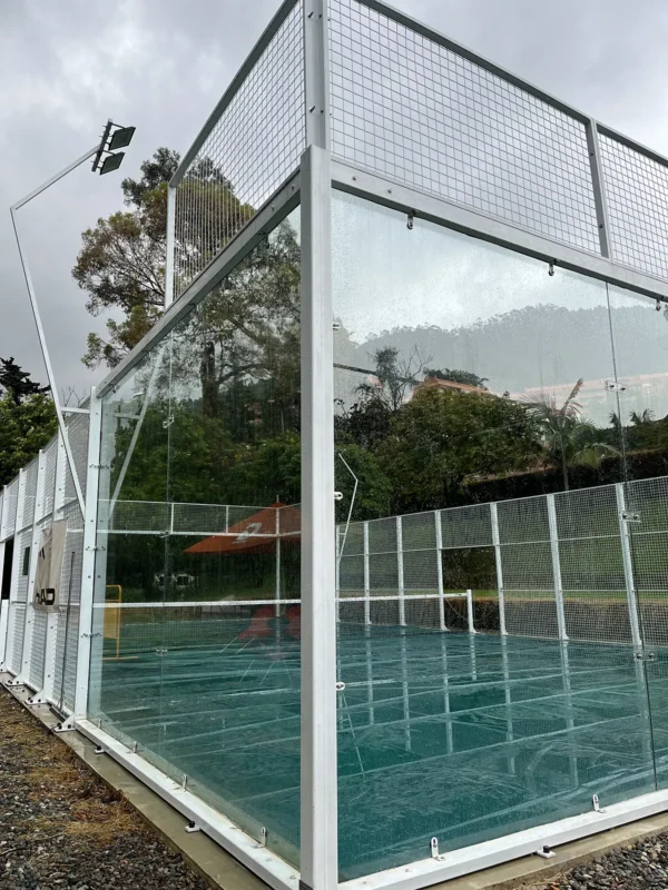 Muro de vidrio templado de la cancha de pádel de Cancha Central en Bogotá, en marzo de 2025