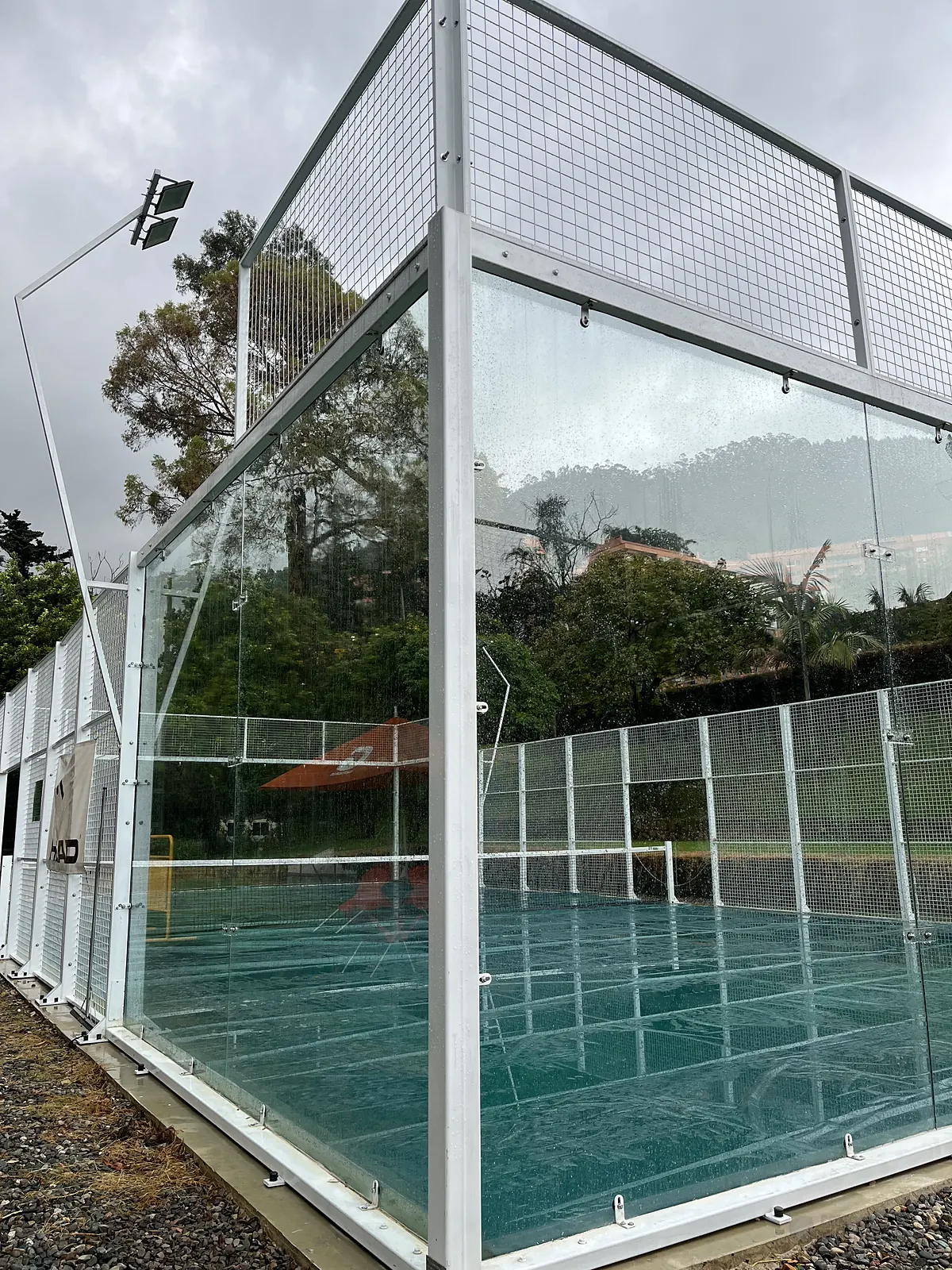 Muro de vidrio templado de la cancha de pádel de Cancha Central en Bogotá