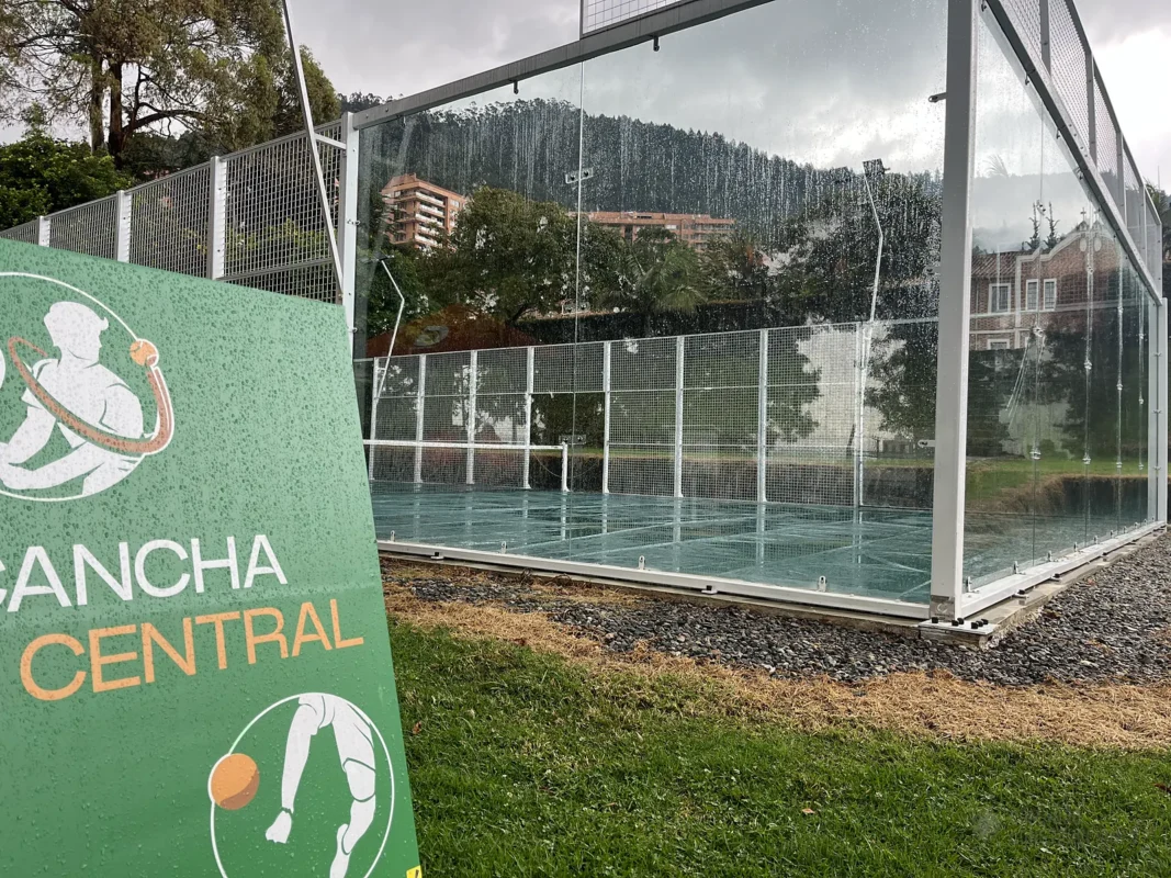 Aviso de marca del club de pádel de Cancha Central en Bogotá (2 de 3)