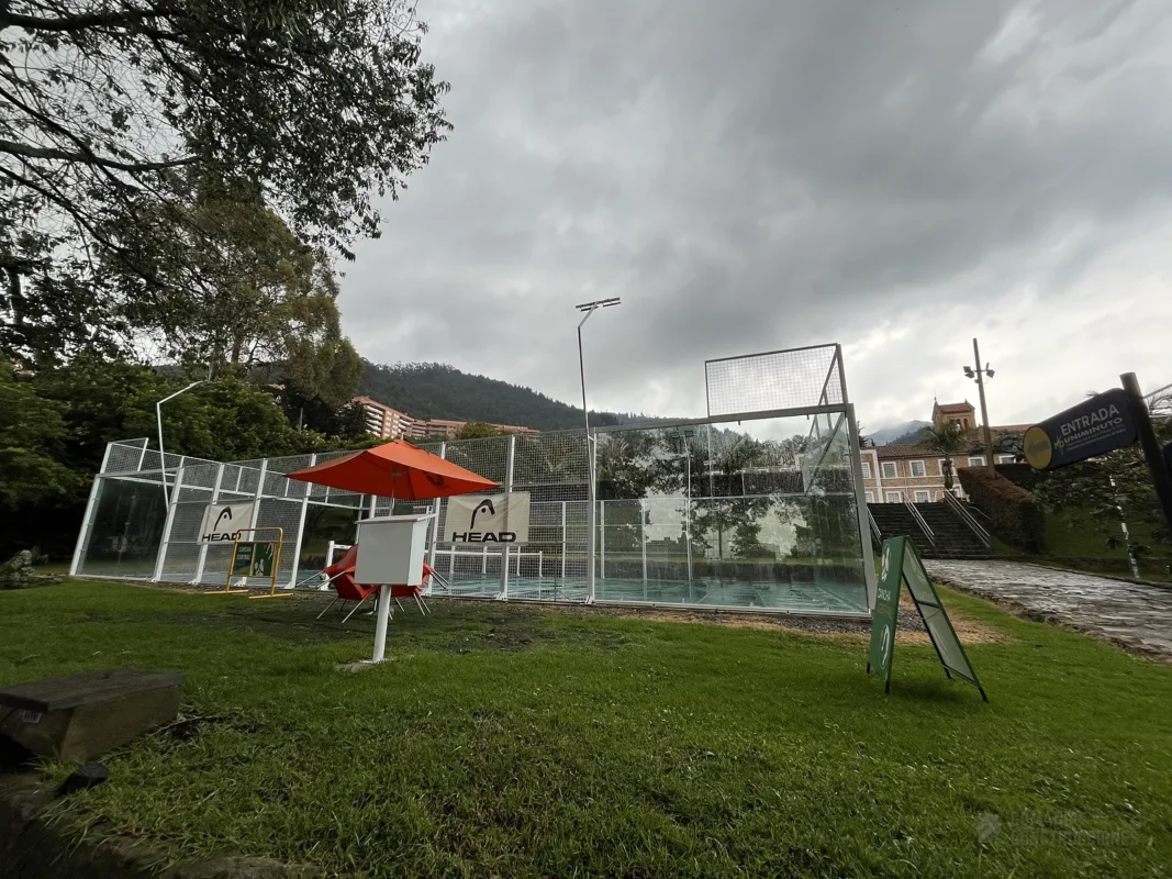 Vista en diagonal de la cancha de pádel de Cancha Central en Bogotá, en marzo de 2025