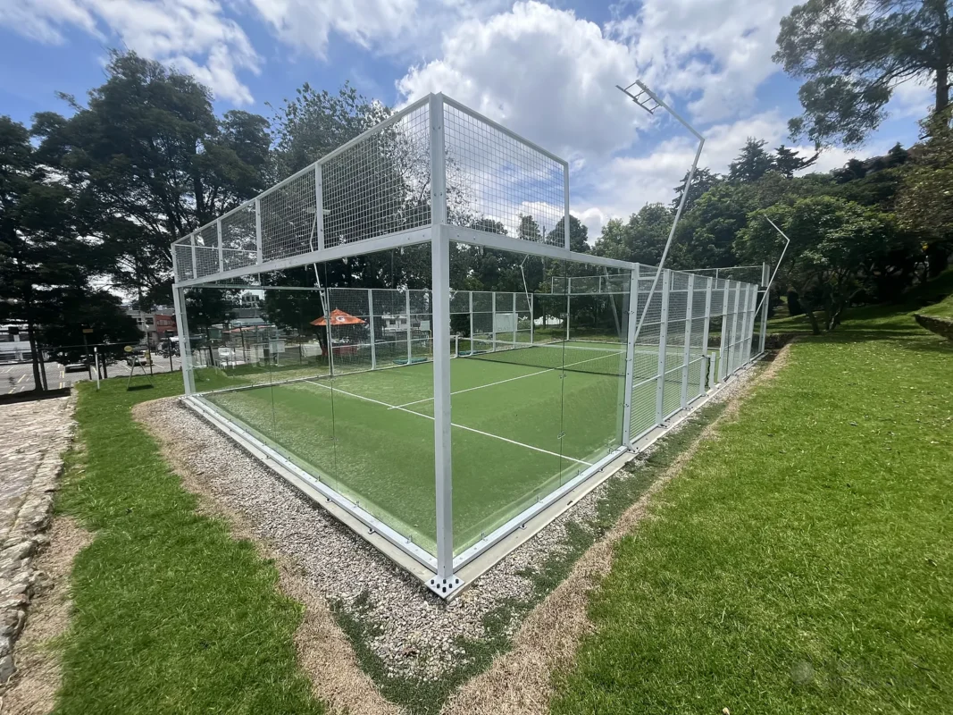 Perfilería y esquina estructural de la cancha de pádel de Cancha Central en Bogotá, en abril de 2025