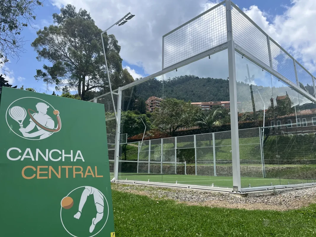 Aviso de marca del club de pádel de Cancha Central en Bogotá (3 de 3)