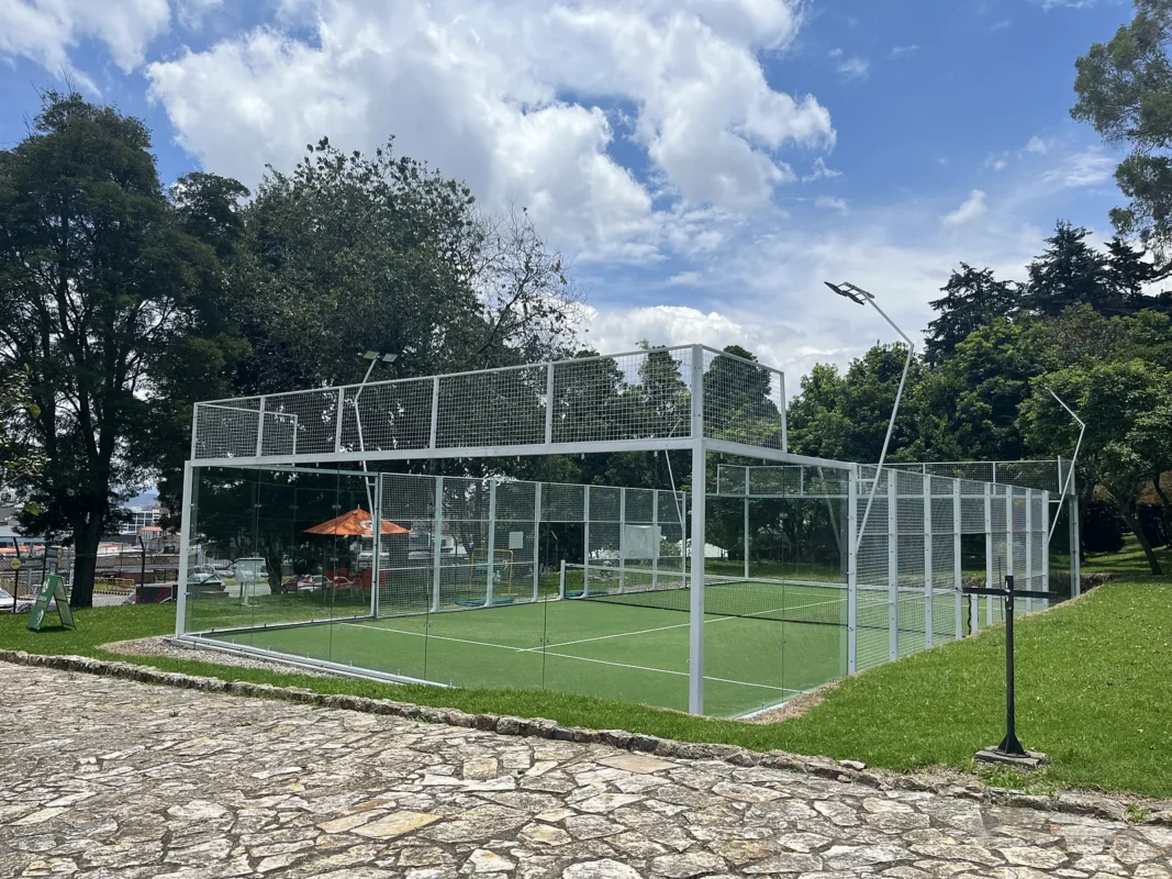 Vista general de la cancha de pádel de Cancha Central en Bogotá, en abril de 2025