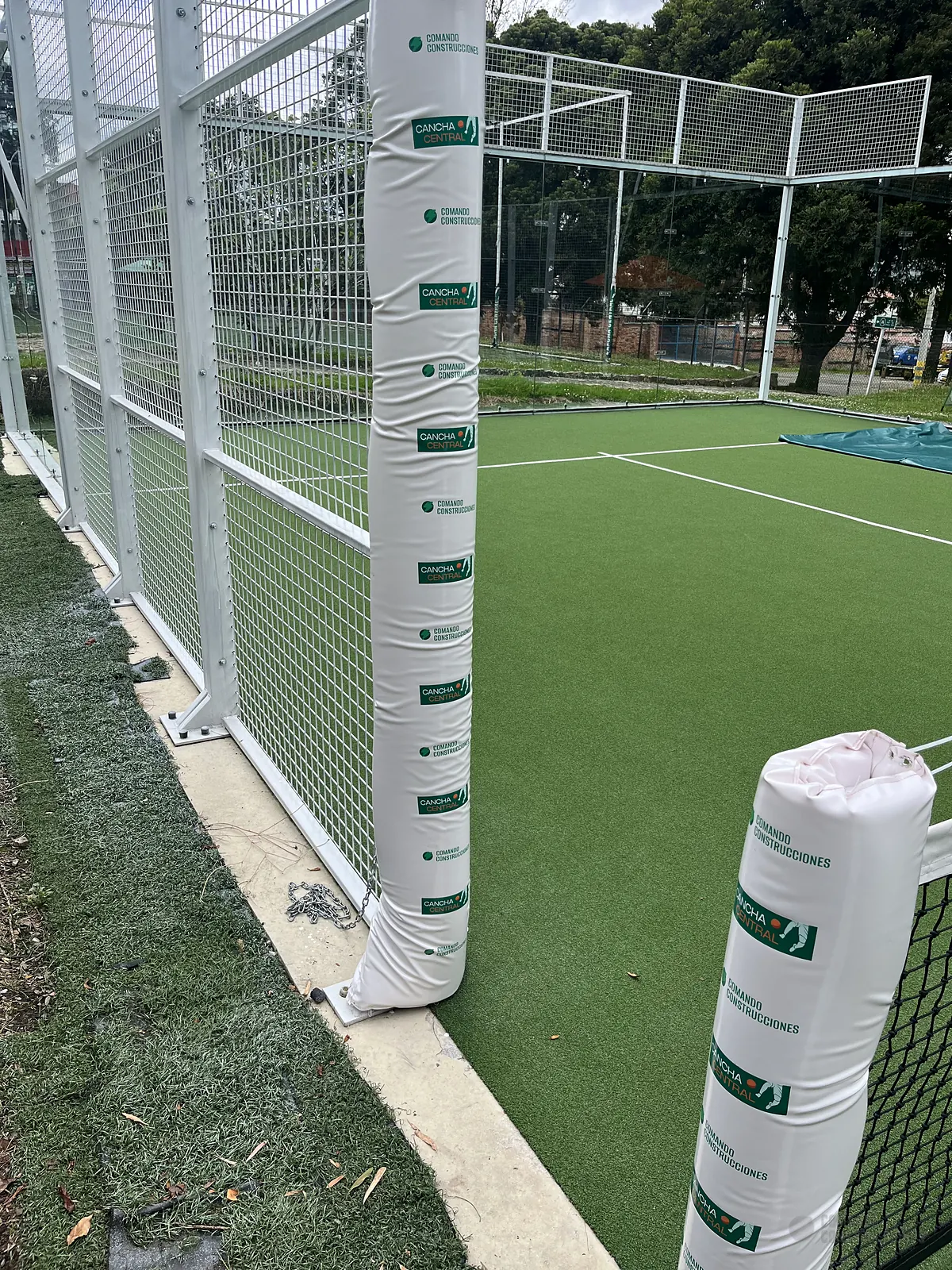 Postes de red protegidos de la cancha de pádel de Cancha Central en Bogotá