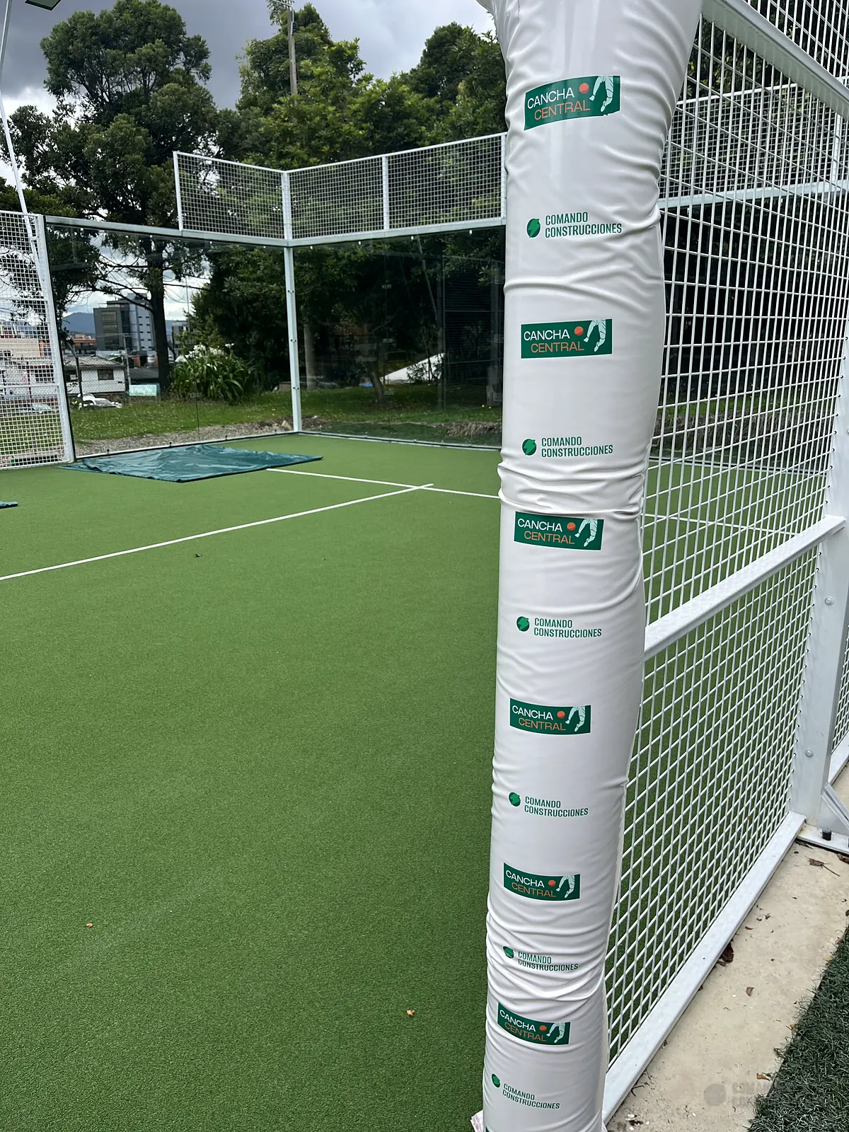 Postes de red protegidos de la cancha de pádel de Cancha Central en Bogotá