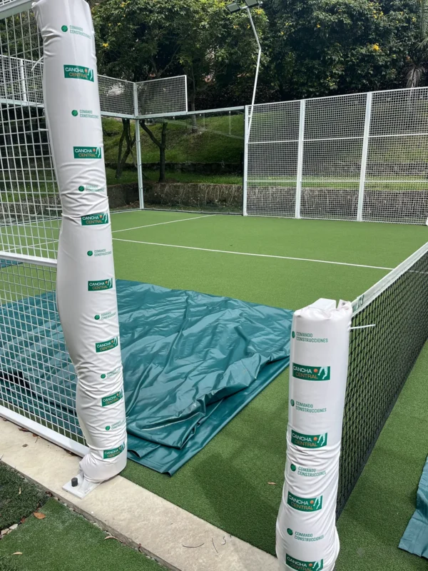 Postes de red protegidos de la cancha de pádel de Cancha Central en Bogotá (3 de 3)