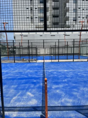 Perfilería y esquina estructural de la cancha de pádel de Cinto Padel Club en Santa Marta (1 de 3)