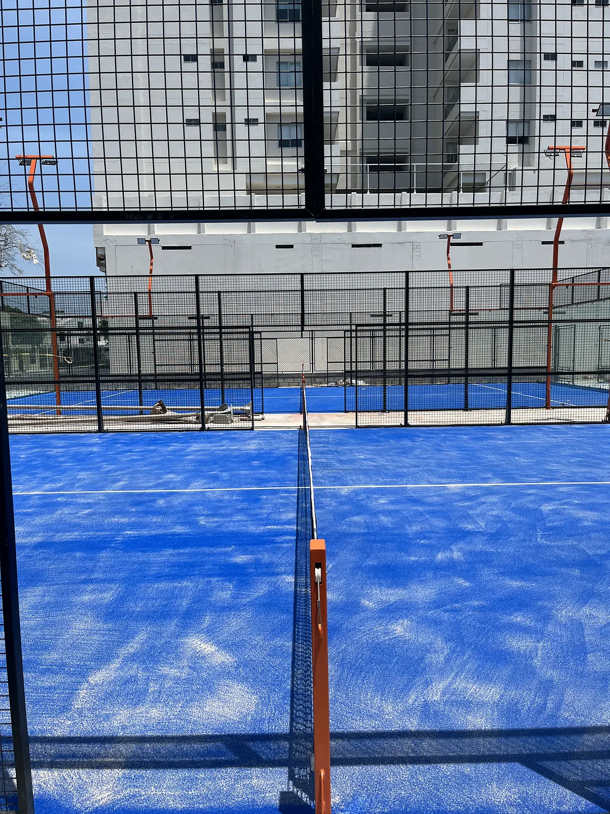 Perfilería y esquina estructural de la cancha de pádel de Cinto Padel Club en Santa Marta