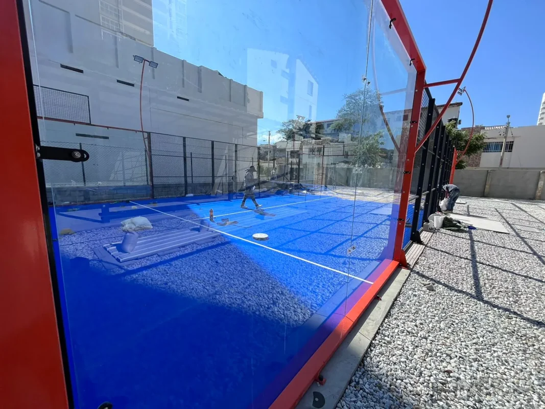 Vista general de la cancha de pádel de Cinto Padel Club en Santa Marta (1 de 4)