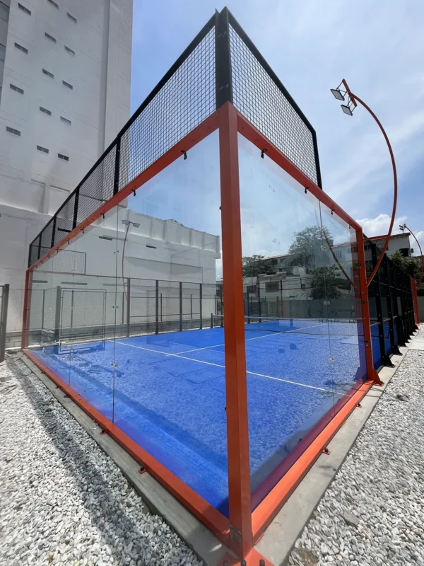 Muro de vidrio templado de la cancha de pádel de Cinto Padel Club en Santa Marta (1 de 4)