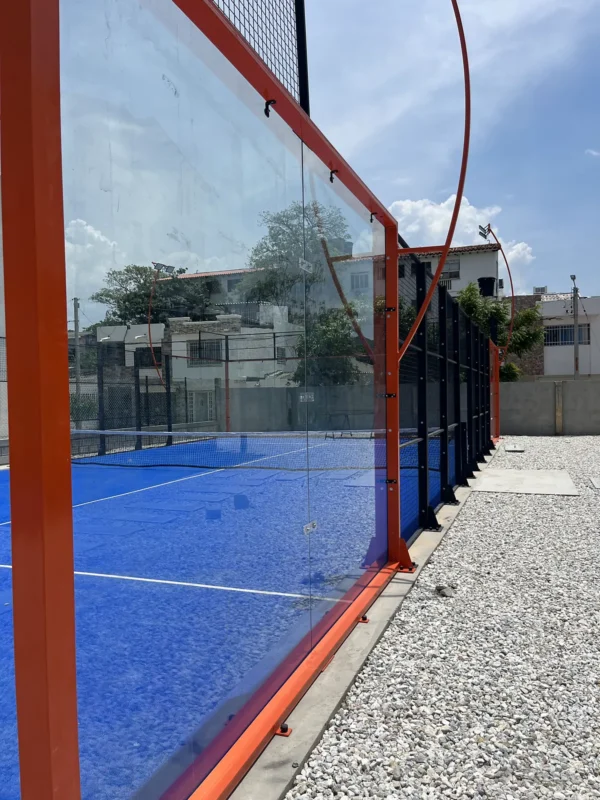Estructura metálica y malla perimetral de la cancha de pádel de Cinto Padel Club en Santa Marta (1 de 4)