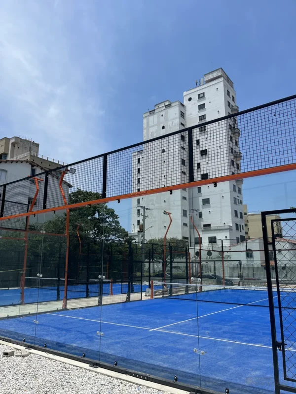 Césped sintético y líneas de juego de la cancha de pádel de Cinto Padel Club en Santa Marta (1 de 4)