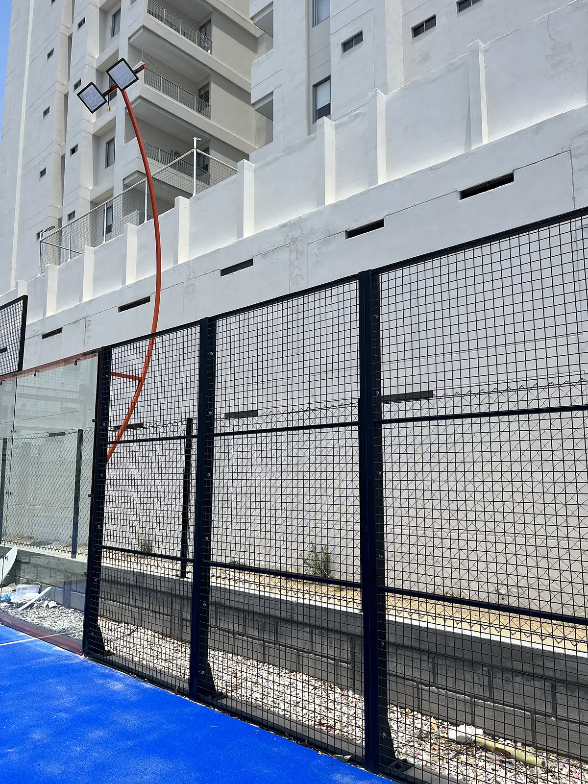 Red y postes centrales de la cancha de pádel de Cinto Padel Club en Santa Marta