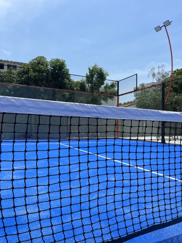 Vista en diagonal de la cancha de pádel de Cinto Padel Club en Santa Marta (1 de 3)