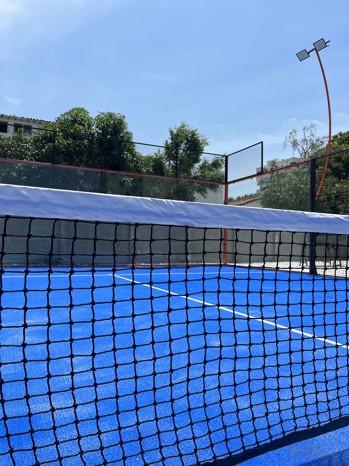 Vista en diagonal de la cancha de pádel de Cinto Padel Club en Santa Marta