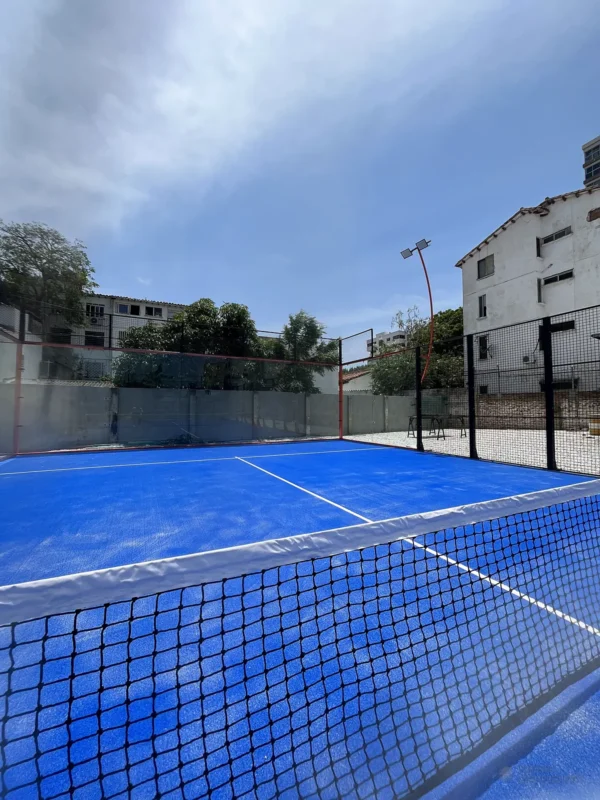 Perfilería y esquina estructural de la cancha de pádel de Cinto Padel Club en Santa Marta (2 de 3)