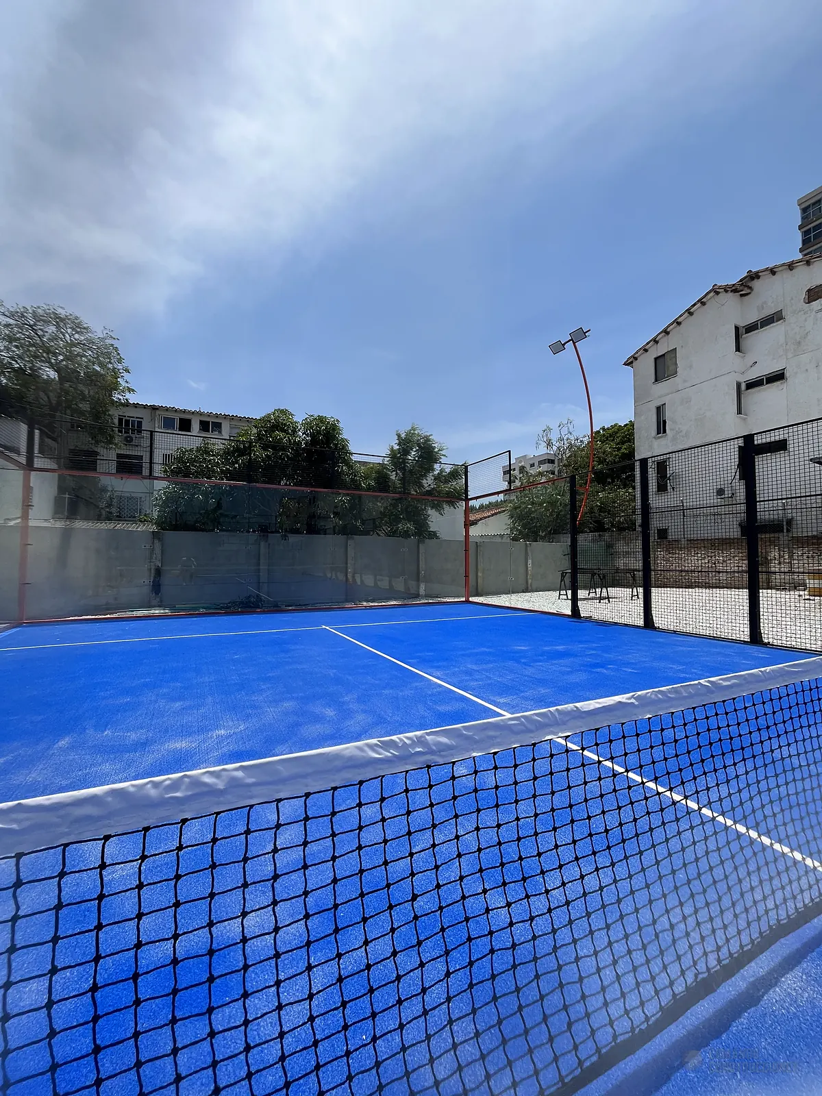 Perfilería y esquina estructural de la cancha de pádel de Cinto Padel Club en Santa Marta