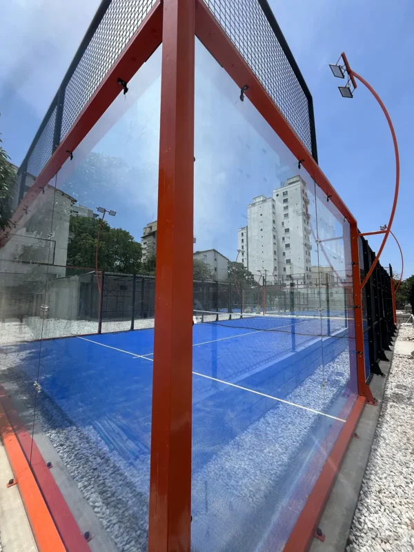 Fondo de vidrio templado de la cancha de pádel de Cinto Padel Club en Santa Marta (1 de 3)