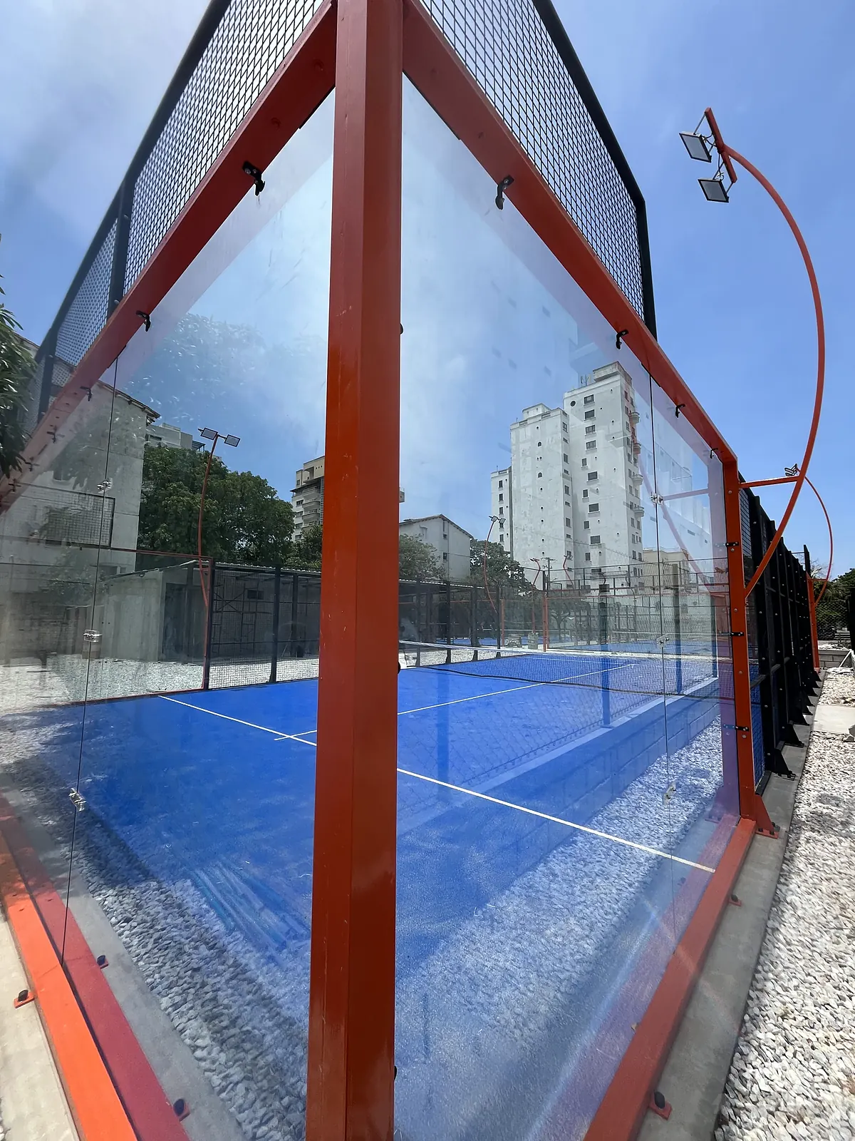 Fondo de vidrio templado de la cancha de pádel de Cinto Padel Club en Santa Marta