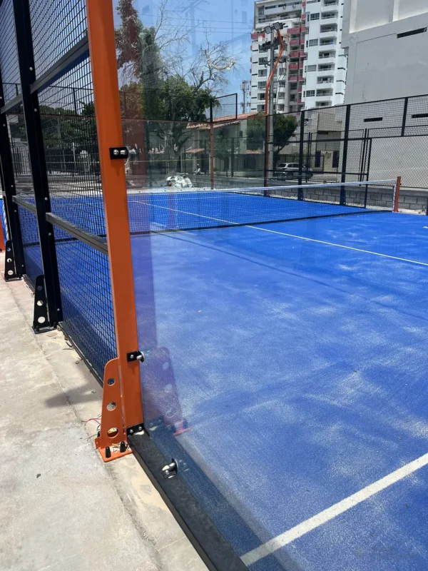 Muro de vidrio templado de la cancha de pádel de Cinto Padel Club en Santa Marta (2 de 4)