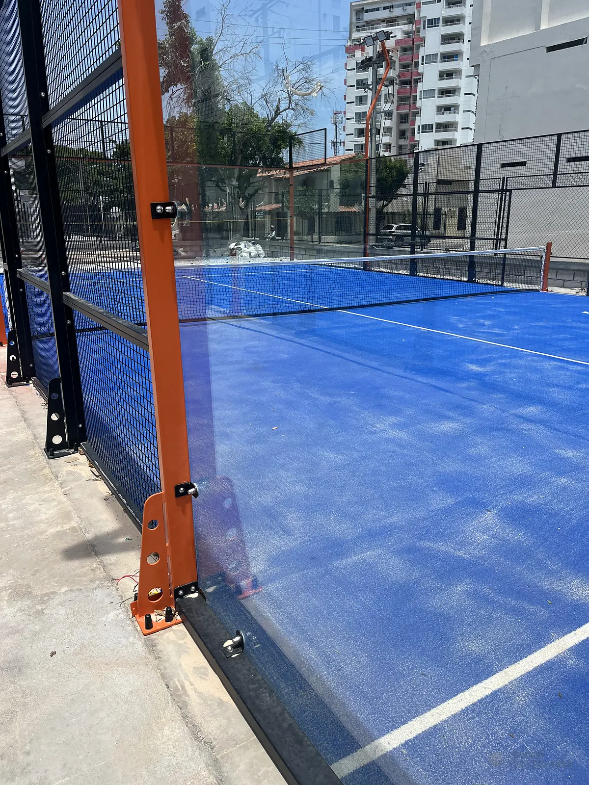 Muro de vidrio templado de la cancha de pádel de Cinto Padel Club en Santa Marta
