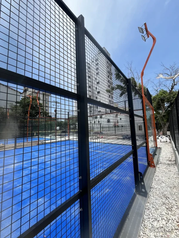 Estructura metálica y malla perimetral de la cancha de pádel de Cinto Padel Club en Santa Marta (2 de 4)