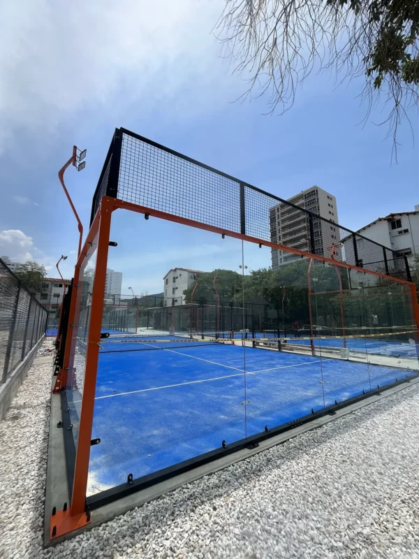 Césped sintético y líneas de juego de la cancha de pádel de Cinto Padel Club en Santa Marta (2 de 4)