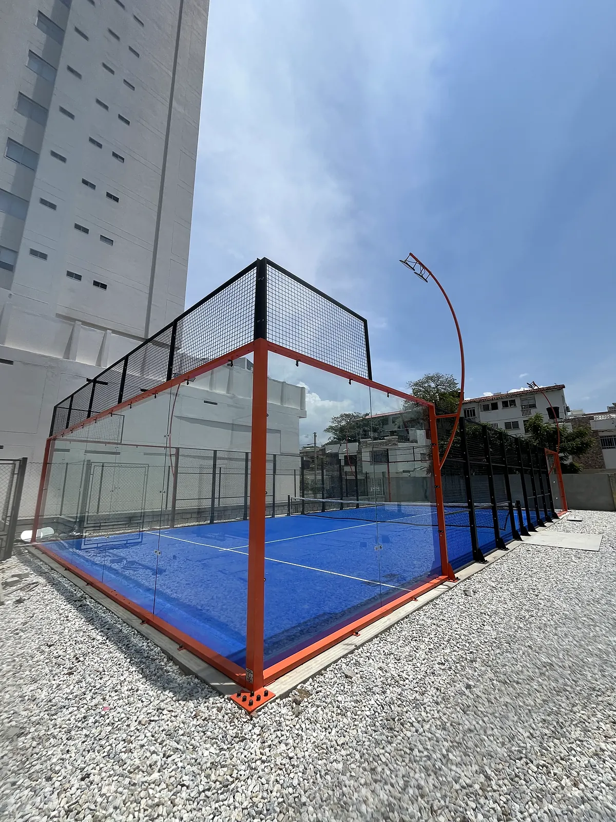 Red y postes centrales de la cancha de pádel de Cinto Padel Club en Santa Marta