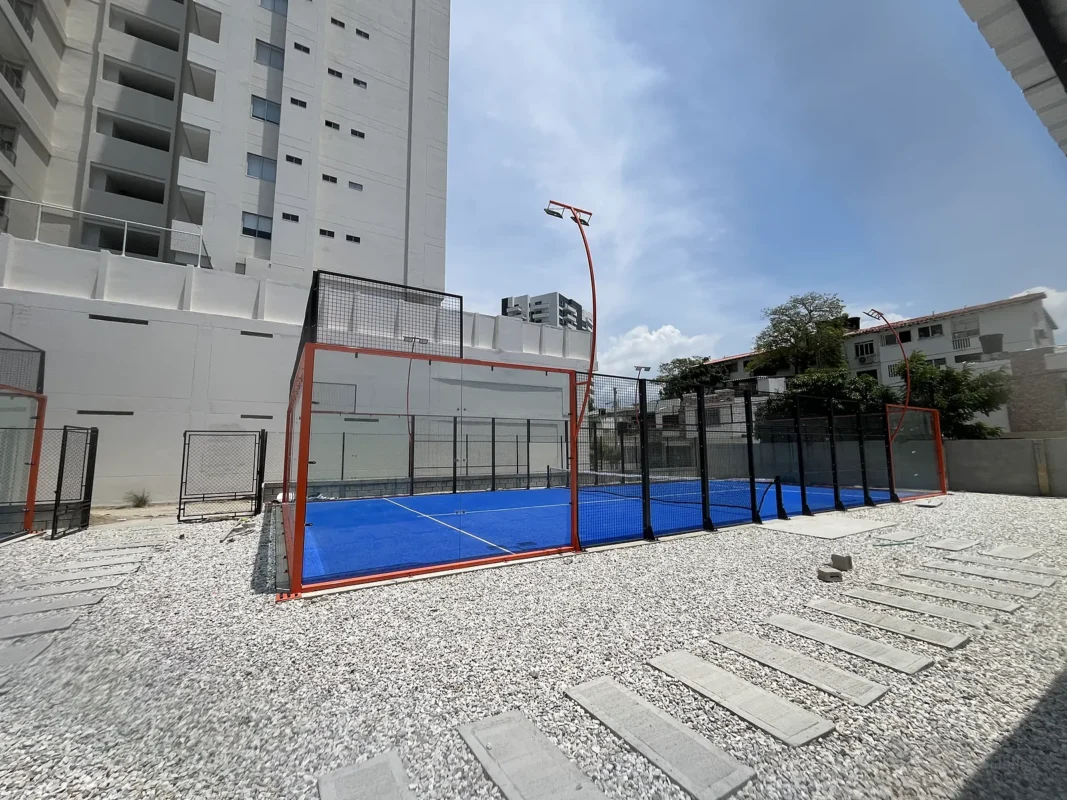 Vista en diagonal de la cancha de pádel de Cinto Padel Club en Santa Marta (2 de 3)
