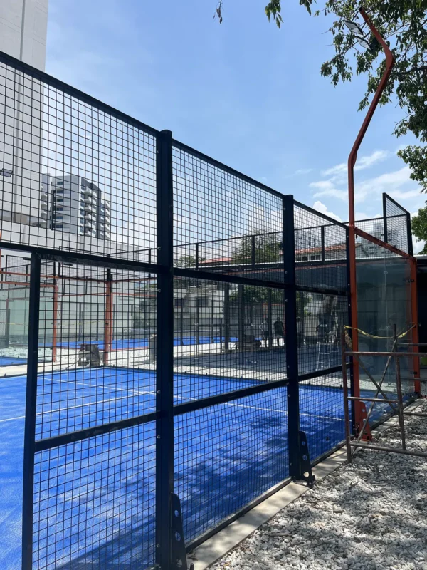 Fondo de vidrio templado de la cancha de pádel de Cinto Padel Club en Santa Marta (2 de 3)