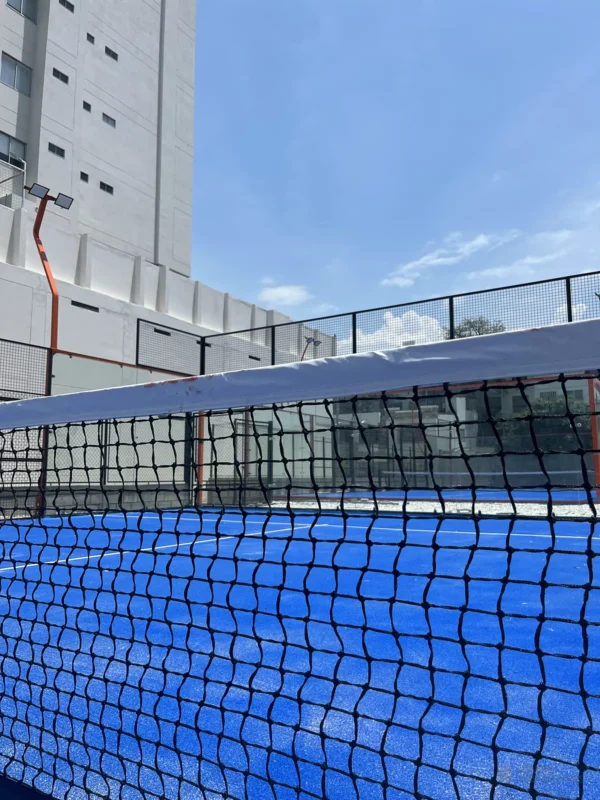 Muro de vidrio templado de la cancha de pádel de Cinto Padel Club en Santa Marta (3 de 4)
