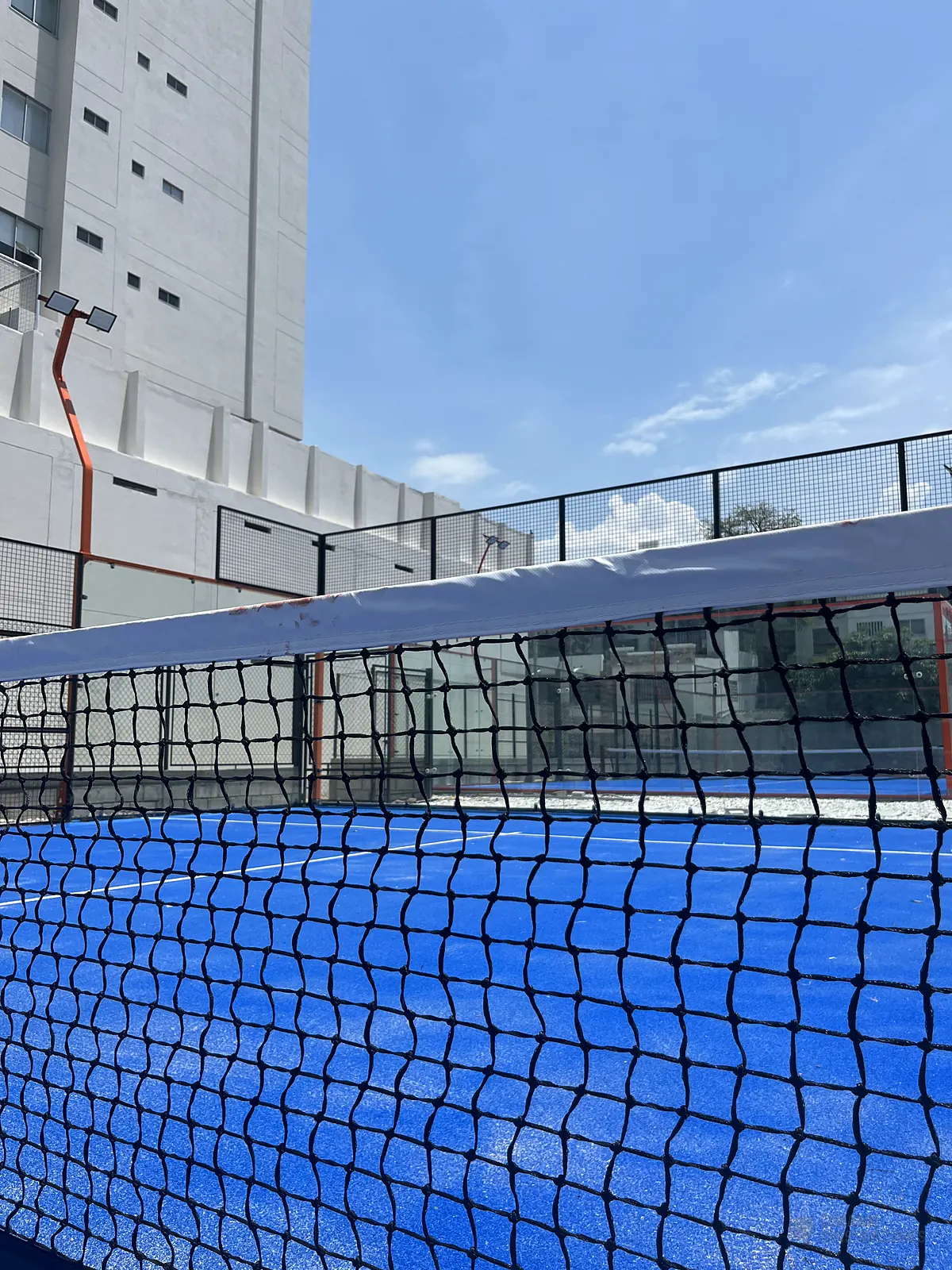 Muro de vidrio templado de la cancha de pádel de Cinto Padel Club en Santa Marta