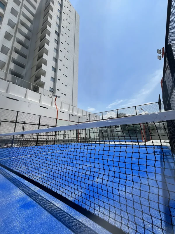 Estructura metálica y malla perimetral de la cancha de pádel de Cinto Padel Club en Santa Marta (3 de 4)