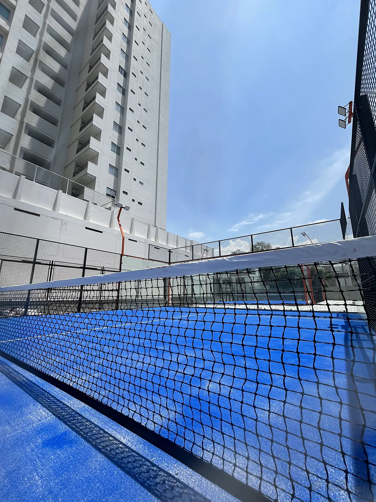 Estructura metálica y malla perimetral de la cancha de pádel de Cinto Padel Club en Santa Marta