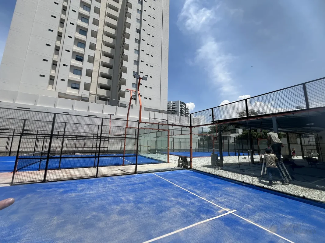 Césped sintético y líneas de juego de la cancha de pádel de Cinto Padel Club en Santa Marta (3 de 4)