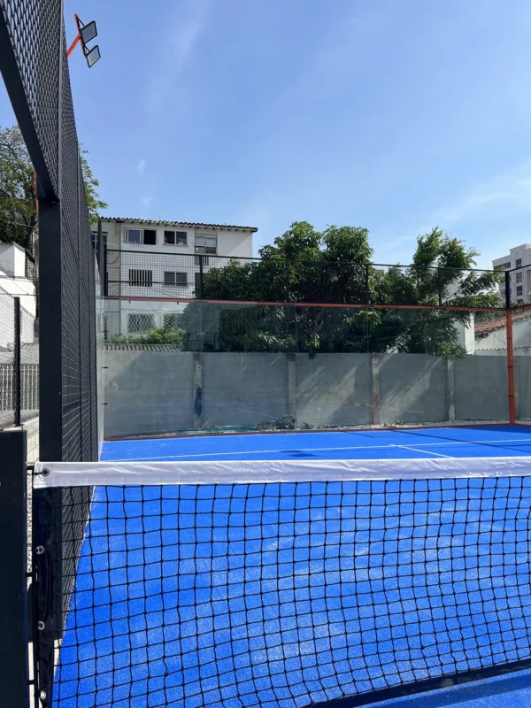 Red y postes centrales de la cancha de pádel de Cinto Padel Club en Santa Marta (3 de 3)
