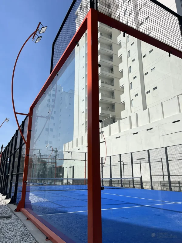 Vista en diagonal de la cancha de pádel de Cinto Padel Club en Santa Marta (3 de 3)