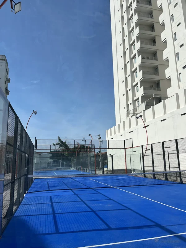 Perfilería y esquina estructural de la cancha de pádel de Cinto Padel Club en Santa Marta (3 de 3)