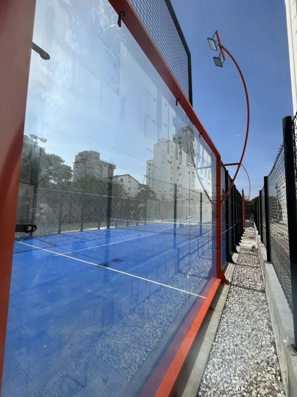 Fondo de vidrio templado de la cancha de pádel de Cinto Padel Club en Santa Marta (3 de 3)