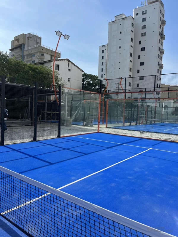 Muro de vidrio templado de la cancha de pádel de Cinto Padel Club en Santa Marta (4 de 4)
